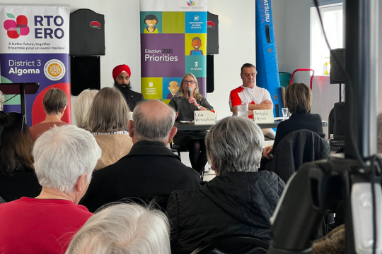 Pleins feux sur la Section d’Algoma de Retraités fédéraux. Groupe d’adultes lors d’un événement communautaire.