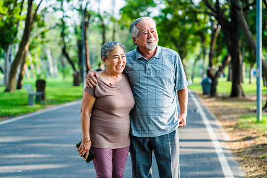 Couple d’adultes à l’extérieur.