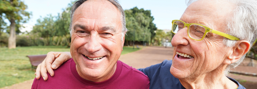 Deux hommes plus âgés sourient.