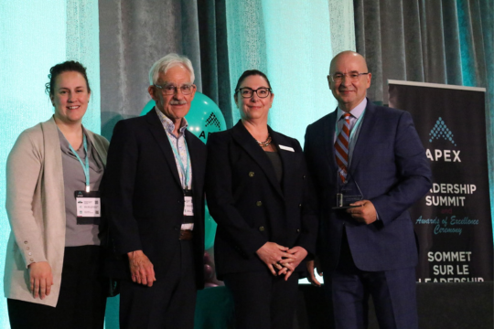 Félicitations à Louis Dumas, lauréat de l’édition 2025 du Prix de contribution pendant une carrière de l’APEX! Lauren Mann, manager, recruitment and member services, National Association of Federal Retirees; Roy Goodall, president, National Association of Federal Retirees; Geneviève Binet, chair, APEX board of directors and Louis Dumas.