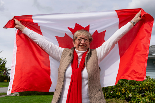 Judy Hutmacher brandit le drapeau. Judy Hutmacher brandit le drapeau.