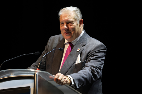 Faites connaissance avec les lauréat·e·s des prix de bénévolat 2025! Au podium, l’administrateur du district de l’Ontario Ted Young.