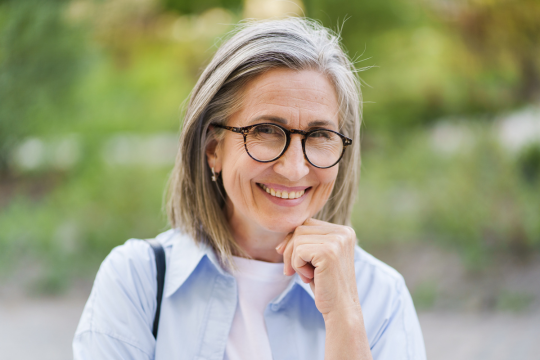 Femme adulte souriante.