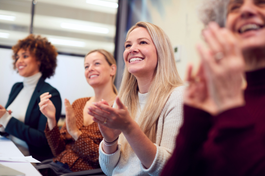 Inscrivez-vous aujourd’hui et joignez-vous à d’autres vétéranes qui contribueront à définir les prochaines orientations du Canada. Groupe diversifié de femmes adultes.