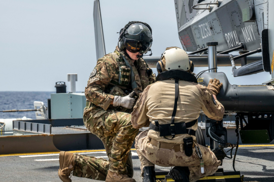 Deux militaires travaillant sur un avion.
