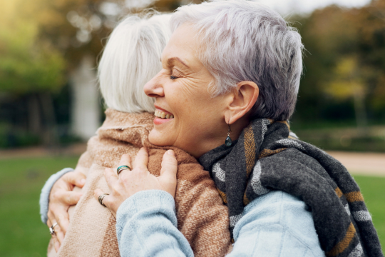Deux amies adultes à l’extérieur. 