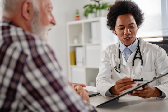 Homme âgé en train de consulter son médecin. 