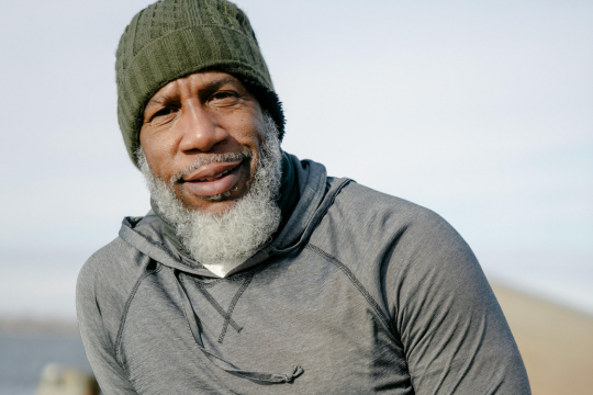 Homme adulte faisant face à la caméra.