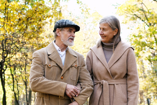 Couple d’adultes marchant à l’extérieur.