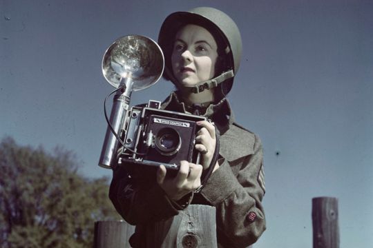 La sergente Karen Hermiston du Service féminin de l’Armée canadienne de la Seconde Guerre mondiale (juin-juillet 1944).  