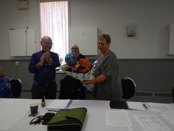 Chris Auger presenting flowers to Lynne Ellis, Past President on behalf of the Board and the members of the Huronia Branch for several years of volunteer work.