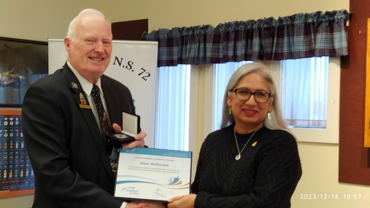 Allan Wellwood receiving his award from Ombud Jardine.