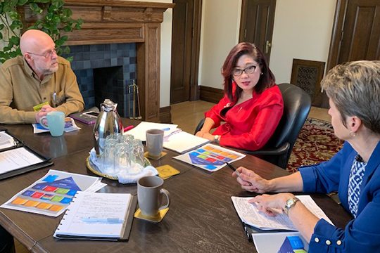 Le directeur du district des Prairies, Rick Brick (à gauche), rencontre la ministre des Aînés de l’Alberta, Joséphine Pon (au centre) et la sous-ministre des Aînés Susan Taylor (à droite).