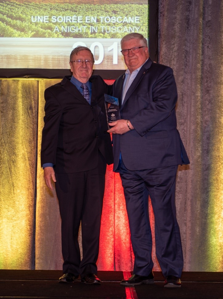 <h5>Le président de l’Association Jean-Guy Soulière (à g.) et Gene Bell.