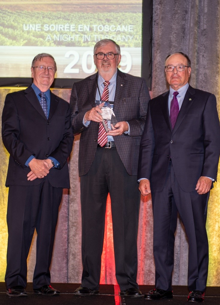 ​​​​​​De g. à d.,le président de l’Association Jean-Guy Soulière, Robert Giroux et Michael Fine.