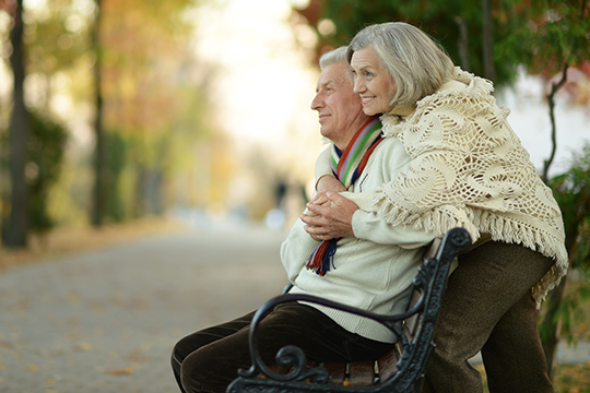 Un couple d'aînés dans un parc