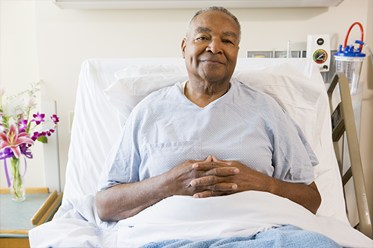 Homme âgé dans un lit d'hôpital