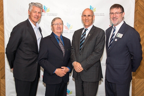 Discours liminaire de l’AAM. De gauche à droite : Andrew McGillivary, directeur des communications et du marketing; Jean-Guy Soulière, président; Michael Wernick, greffier du Conseil privé du Canada; Simon Coakeley, directeur général. Discours liminaire de l’AAM. De gauche à droite : Andrew McGillivary, directeur des communications et du marketing; Jean-Guy Soulière, président; Michael Wernick, greffier du Conseil privé du Canada; Simon Coakeley, directeur général.