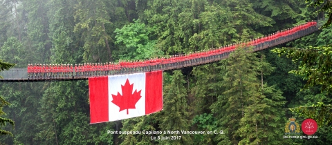 Vêtus de leur emblématique tunique rouge, plus de 100 agents de la Gendarmerie royale du Canada (GRC) se tenaient côte à côte, le temps d’une photo, sur le pittoresque pont suspendu Capilano à North Vancouver, l’une des principales attractions touristiques du Canada. La séance de photos, qui a eu lieu le jeudi 8 juin 2017, était organisée par la GRC dans le cadre des célébrations du 150e anniversaire du Canada. Vêtus de leur emblématique tunique rouge, plus de 100 agents de la Gendarmerie royale du Canada (GRC) se tenaient côte à côte, le temps d’une photo, sur le pittoresque pont suspendu Capilano à North Vancouver, l’une des principales attractions touristiques du Canada. La séance de photos, qui a eu lieu le jeudi 8 juin 2017, était organisée par la GRC dans le cadre des célébrations du 150e anniversaire du Canada.