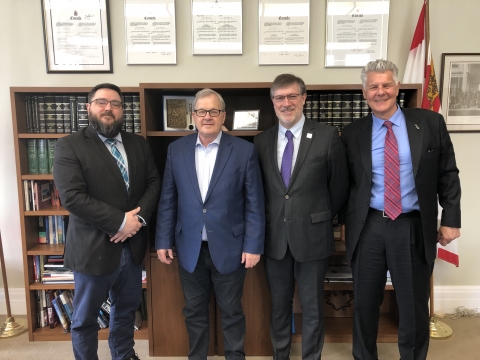 De gauche à droite : Patrick Imbeau, agent des politiques et de la défense des intérêts (pensions) de Retraités fédéraux, Lawrence MacAulay, ministre des Anciens Combattants, Simon Coakeley, directeur général de Retraités fédéraux, et Andrew McGillivary, directeur des communications, du marketing et du recrutement de Retraités fédéraux. De gauche à droite : Patrick Imbeau, agent des politiques et de la défense des intérêts (pensions) de Retraités fédéraux, Lawrence MacAulay, ministre des Anciens Combattants, Simon Coakeley, directeur général de Retraités fédéraux, et Andrew McGillivary, directeur des communications, du marketing et du recrutement de Retraités fédéraux.